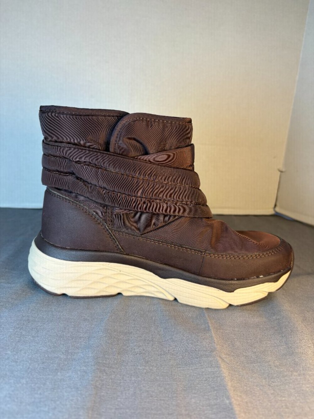 Skechers Women's Max Cushioning Finesse Casual Boot Burgundy. Size 6.5. 144359